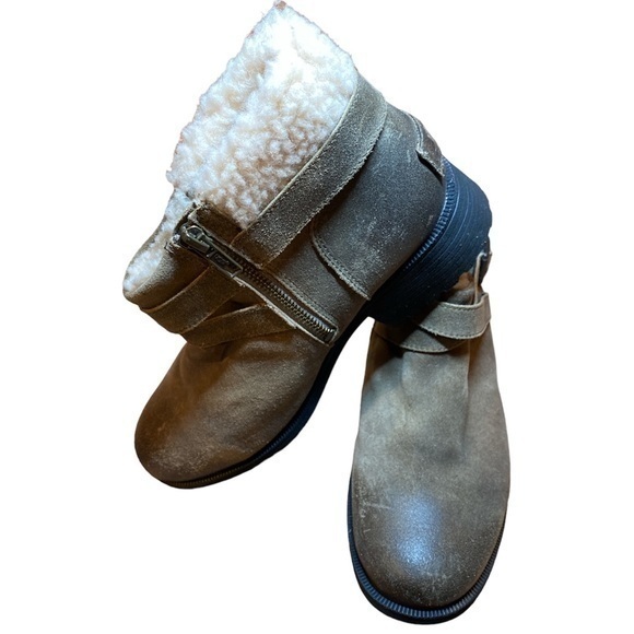 NWOT UGG Boots Size 10 - Picture 1 of 7